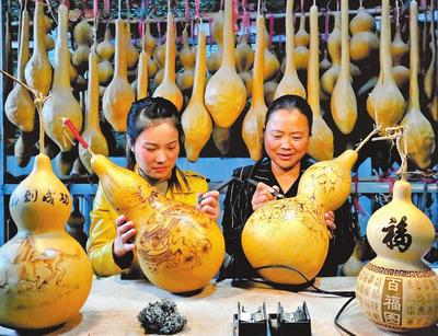 守藝人畫(huà)葫蘆走富路 匠心繪就鄉(xiāng)村振興新篇章